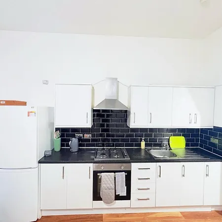3br, Modernised Ground Floor Apartment, Free Park