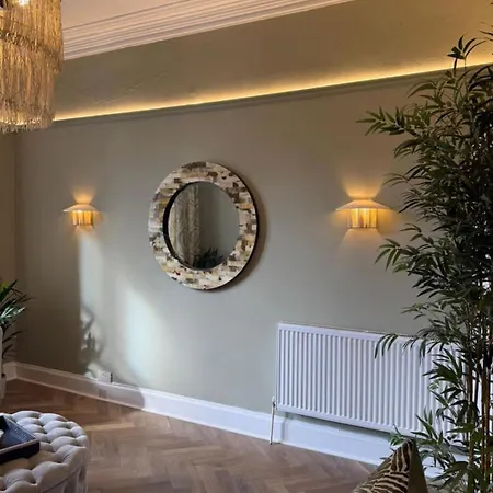 Modern West End Apartment, Glasgow. *