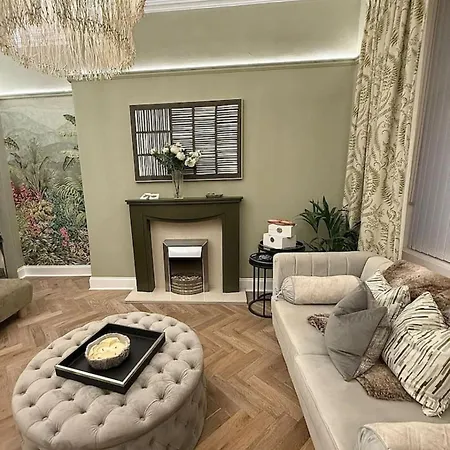 Modern West End Apartment, Glasgow. 아파트
