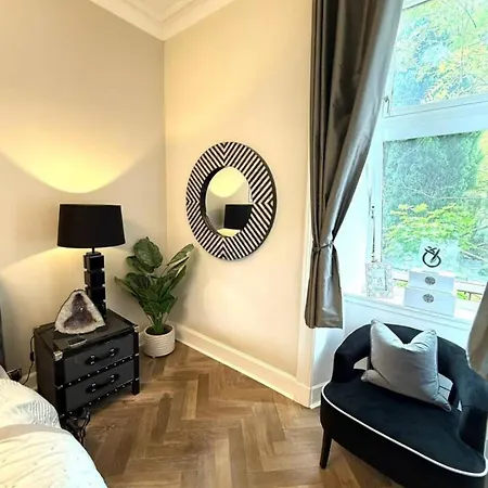 Modern West End Apartment, Glasgow.