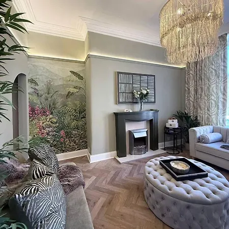 Modern West End Apartment, Glasgow. *