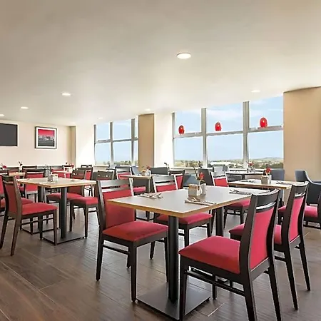 Ramada By Wyndham East Kilbride Hotel 3*