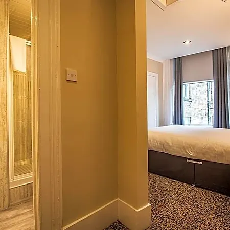 Albion 3* Glasgow