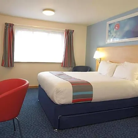 Travelodge Airport Отель 3*