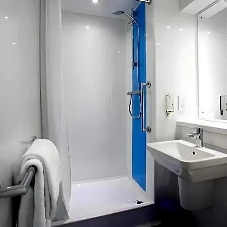 Travelodge Airport 3*