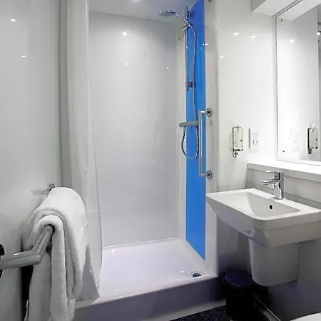 Travelodge Airport Отель
