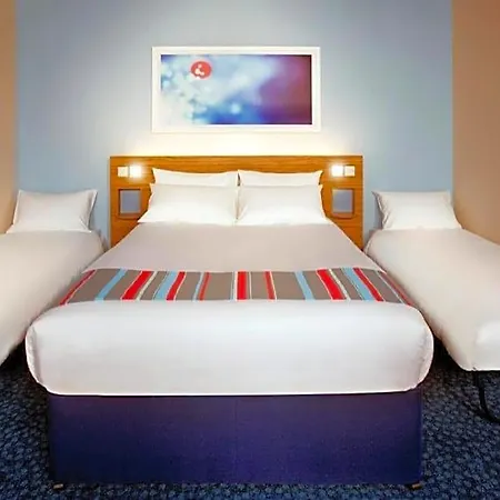 Travelodge Airport 3*