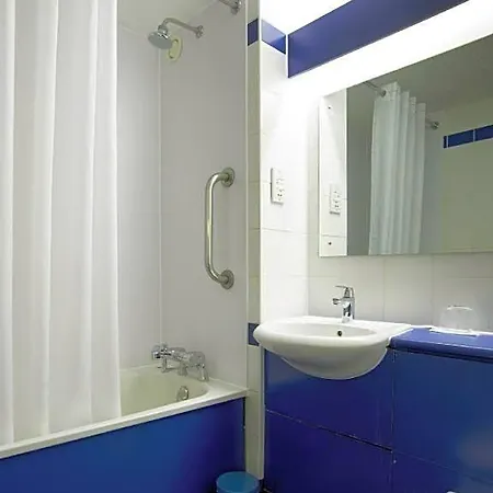 Travelodge Airport 3*