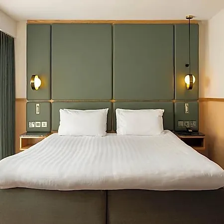 Carlton George 4*