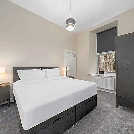 Large 4 Bed - Sleeps 8 - Perfect For Long - 30 Sec Walk To Subway - 5 Min Drive To Centre Apartamento Glasgow
