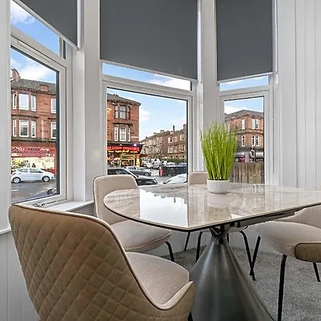 Large 4 Bed - Sleeps 8 - Perfect For Long - 30 Sec Walk To Subway - 5 Min Drive To Centre Apartamento *