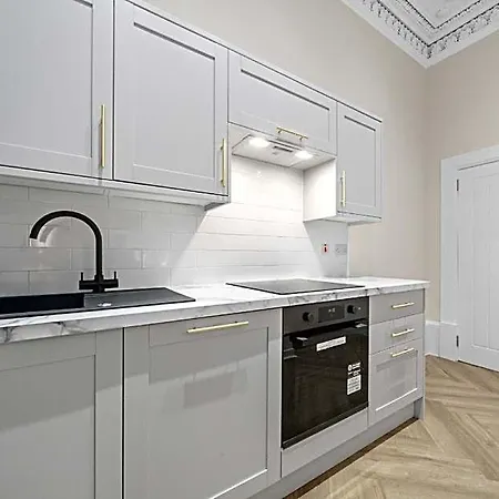 Large 4 Bed - Sleeps 8 - Perfect For Long - 30 Sec Walk To Subway - 5 Min Drive To Centre Apartamento Glasgow