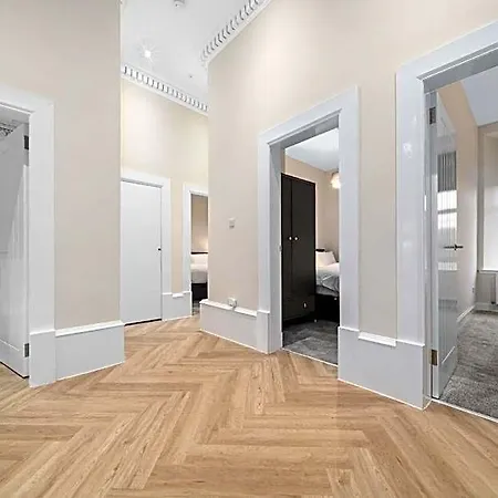 Large 4 Bed - Sleeps 8 - Perfect For Long - 30 Sec Walk To Subway - 5 Min Drive To Centre Glasgow
