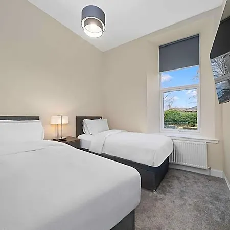 Large 4 Bed - Sleeps 8 - Perfect For Long - 30 Sec Walk To Subway - 5 Min Drive To Centre Glasgow