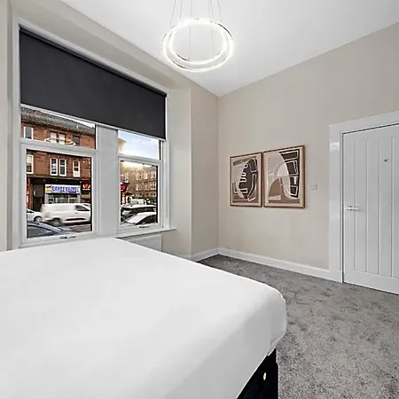 Large 4 Bed - Sleeps 8 - Perfect For Long - 30 Sec Walk To Subway - 5 Min Drive To Centre