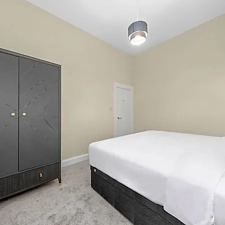 Large 4 Bed - Sleeps 8 - Perfect For Long - 30 Sec Walk To Subway - 5 Min Drive To Centre Glasgow