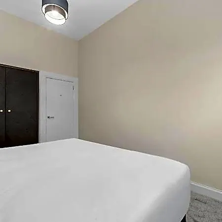 Large 4 Bed - Sleeps 8 - Perfect For Long - 30 Sec Walk To Subway - 5 Min Drive To Centre Glasgow