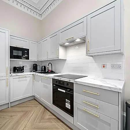 Apartamento Large 4 Bed - Sleeps 8 - Perfect For Long - 30 Sec Walk To Subway - 5 Min Drive To Centre
