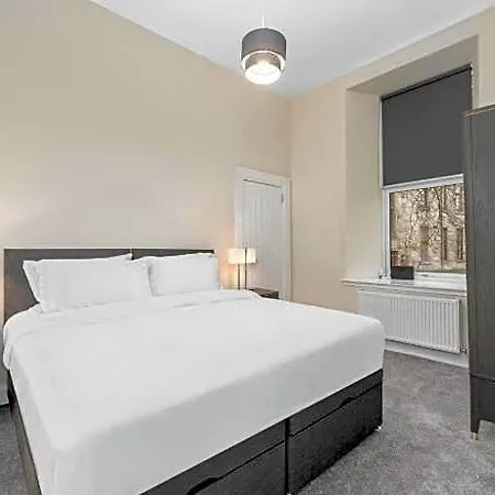 Large 4 Bed - Sleeps 8 - Perfect For Long - 30 Sec Walk To Subway - 5 Min Drive To Centre