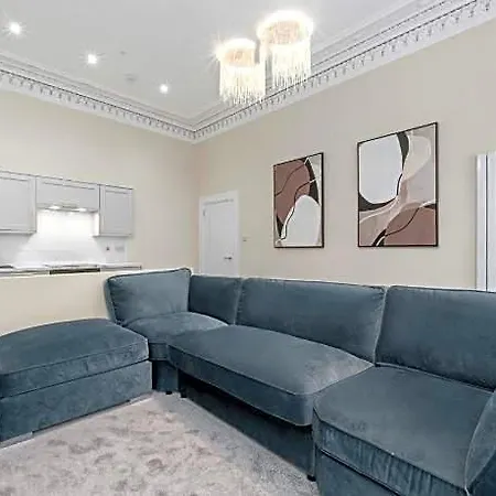 Large 4 Bed - Sleeps 8 - Perfect For Long - 30 Sec Walk To Subway - 5 Min Drive To Centre Apartamento