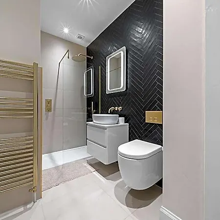 Large 4 Bed - Sleeps 8 - Perfect For Long - 30 Sec Walk To Subway - 5 Min Drive To Centre * Glasgow