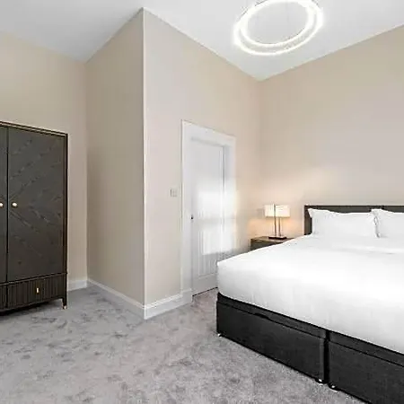 Apartamento Large 4 Bed - Sleeps 8 - Perfect For Long - 30 Sec Walk To Subway - 5 Min Drive To Centre