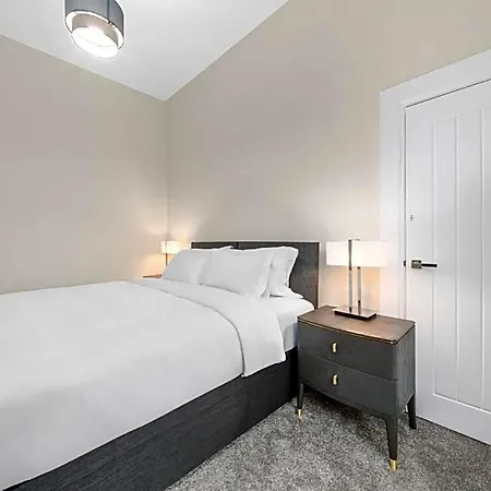 Large 4 Bed - Sleeps 8 - Perfect For Long - 30 Sec Walk To Subway - 5 Min Drive To Centre Apartamento