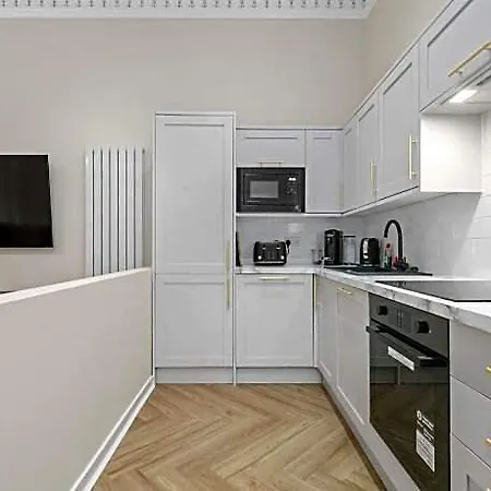 Large 4 Bed - Sleeps 8 - Perfect For Long - 30 Sec Walk To Subway - 5 Min Drive To Centre