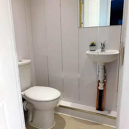 Hotel New & Delightful 3 Bed House In East Kilbride