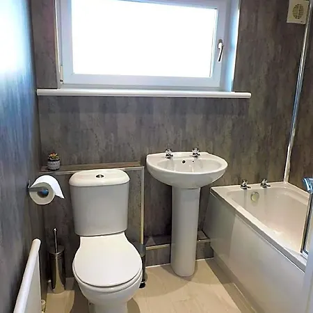 New & Delightful 3 Bed House In East Kilbride