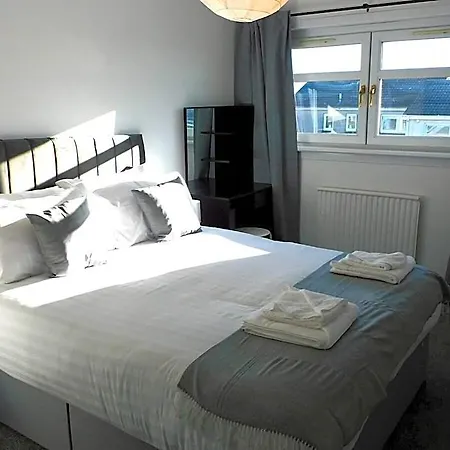Hotel New & Delightful 3 Bed House In East Kilbride 4*