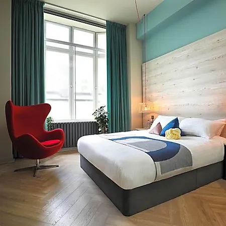 Hotel Revolver
