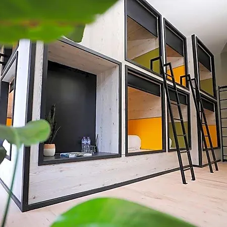 Hotel Revolver