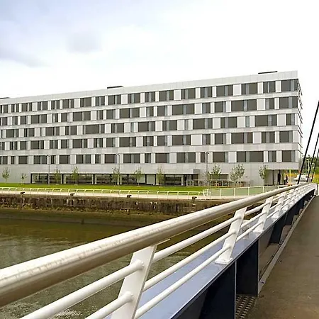 Premier Pacific Quay 3*