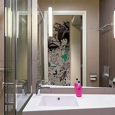 Hotel Moxy Sec 4*