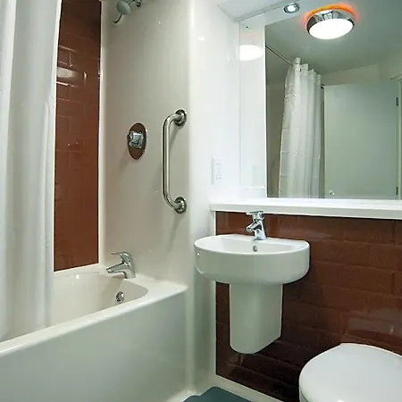 Travelodge Queen Street 3*