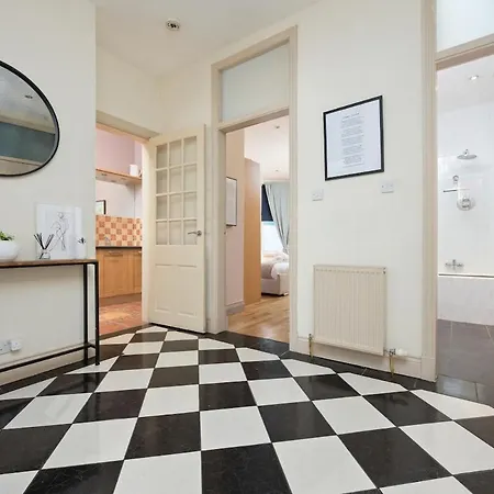 - Large Stylish 2 Bed Flat In Unique Ibrox Location Walking Distance To Subway And Free On-street Parking Апартаменты Глазго