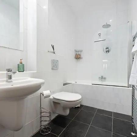 Апартаменты - Large Stylish 2 Bed Flat In Unique Ibrox Location Walking Distance To Subway And Free On-street Parking *