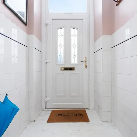 - Large Stylish 2 Bed Flat In Unique Ibrox Location Walking Distance To Subway And Free On-street Parking *