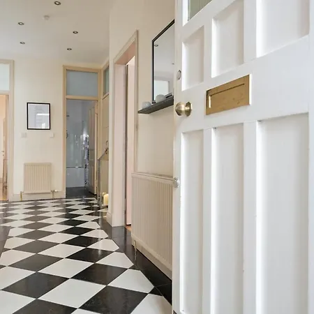 - Large Stylish 2 Bed Flat In Unique Ibrox Location Walking Distance To Subway And Free On-street Parking
