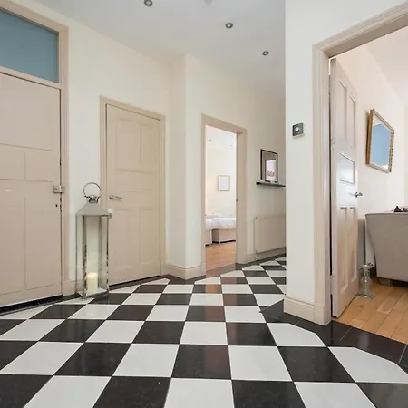 Апартаменты - Large Stylish 2 Bed Flat In Unique Ibrox Location Walking Distance To Subway And Free On-street Parking