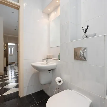 Апартаменты - Large Stylish 2 Bed Flat In Unique Ibrox Location Walking Distance To Subway And Free On-street Parking *
