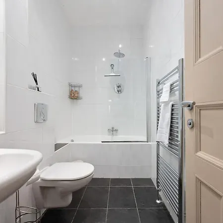 Апартаменты - Large Stylish 2 Bed Flat In Unique Ibrox Location Walking Distance To Subway And Free On-street Parking Глазго