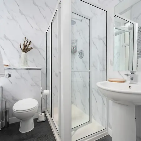 - Large Stylish 2 Bed Flat In Unique Ibrox Location Walking Distance To Subway And Free On-street Parking Апартаменты Глазго