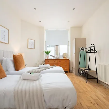 - Large Stylish 2 Bed Flat In Unique Ibrox Location Walking Distance To Subway And Free On-street Parking Апартаменты