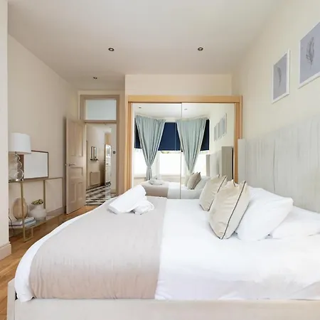 - Large Stylish 2 Bed Flat In Unique Ibrox Location Walking Distance To Subway And Free On-street Parking Глазго