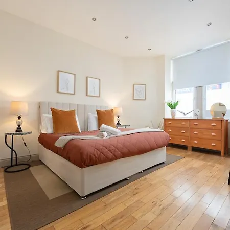 - Large Stylish 2 Bed Flat In Unique Ibrox Location Walking Distance To Subway And Free On-street Parking