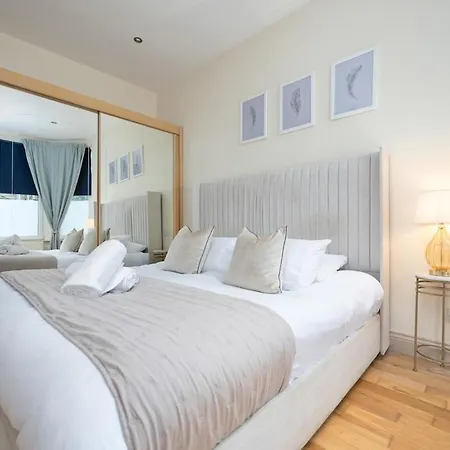 Апартаменты - Large Stylish 2 Bed Flat In Unique Ibrox Location Walking Distance To Subway And Free On-street Parking