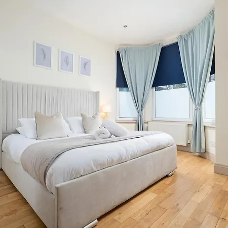 - Large Stylish 2 Bed Flat In Unique Ibrox Location Walking Distance To Subway And Free On-street Parking Апартаменты