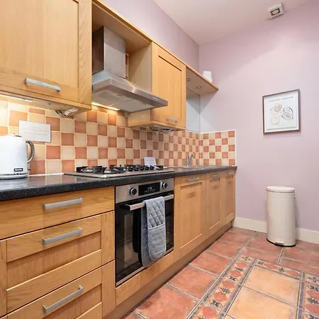 - Large Stylish 2 Bed Flat In Unique Ibrox Location Walking Distance To Subway And Free On-street Parking Апартаменты Глазго